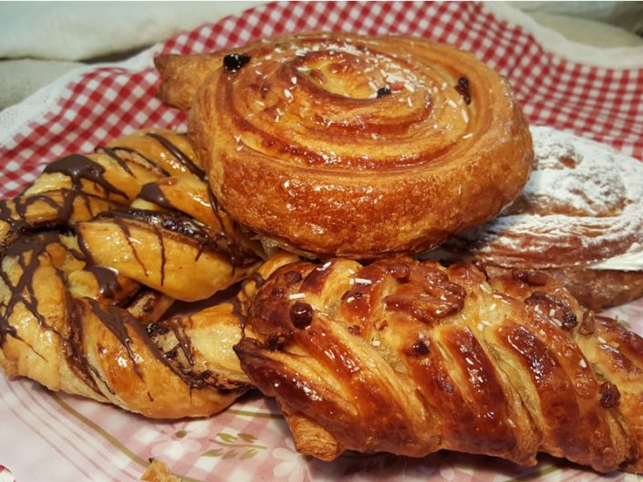 Caracolas de noz con froitos secos, de chocolate, crema, ensaimada de nata e de froitas