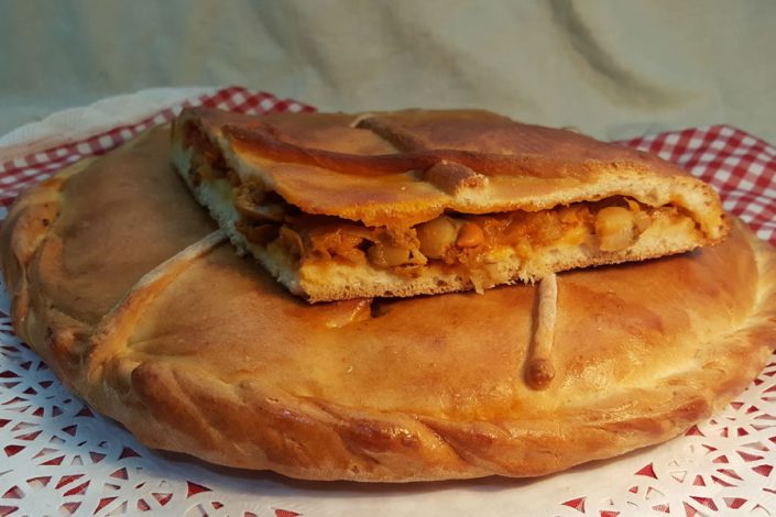 Empanadas Pequenas: Atún, carne, bacallao, bacallao con pasas, polo con cogomelos, zamburiñas, polbo e vexetais