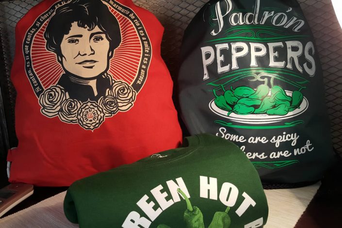 Mochilas e Camisetas